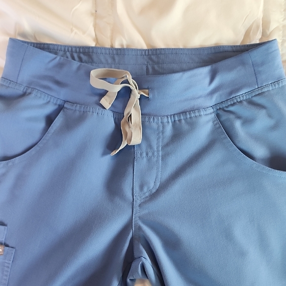 Figs Women's V-Neck Scrub Top/Pant Set in Ceil Blue - Picture 10 of 15